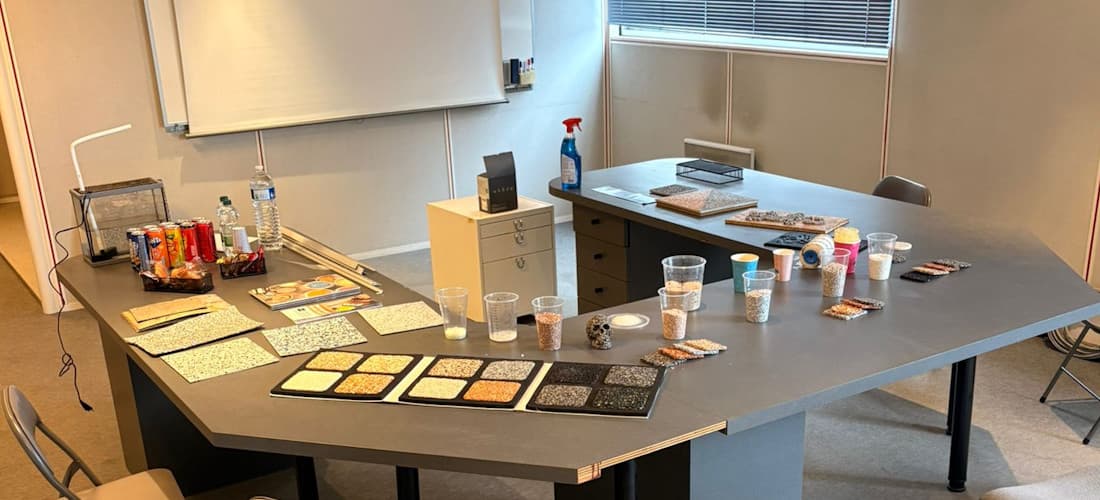 Salle de formation de Charny et échantillons de revêtements décoratifs