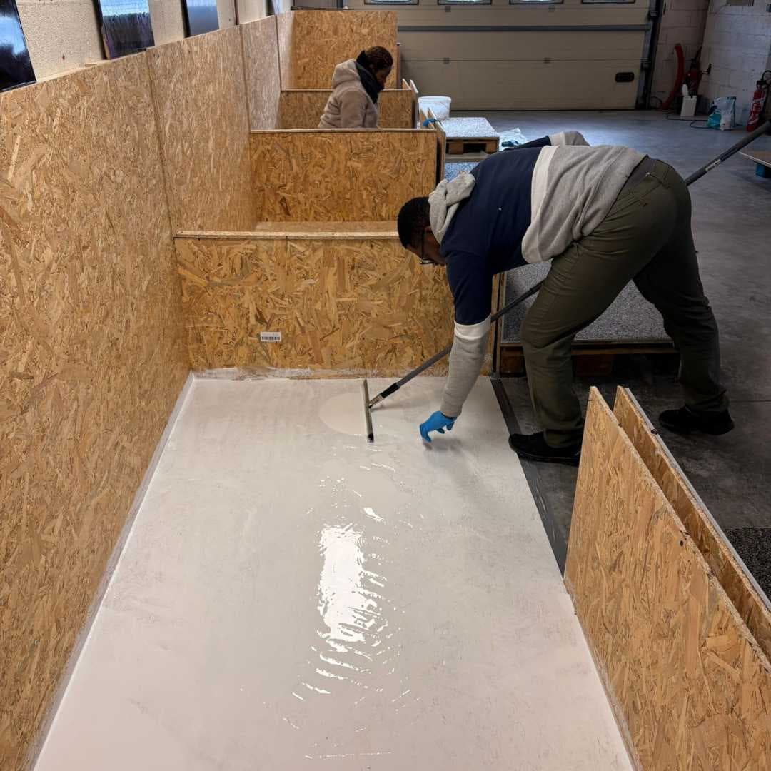 Formation résine décorative métallique en atelier