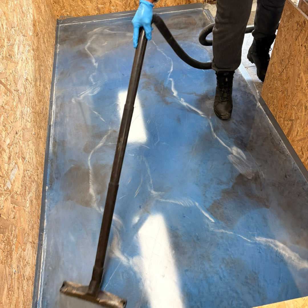 Sol en résine décorative métallique bleue réalisé en formation