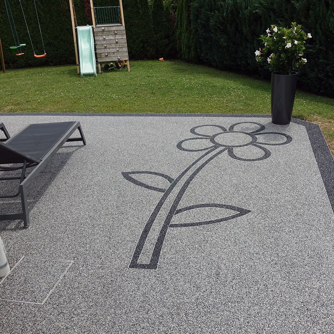 Terrasse fleurie en moquette de pierre